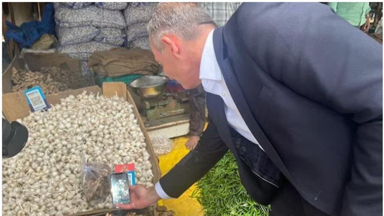 ആശ്ചര്യം! ചന്തയിൽ യുപിഐ ഉപയോഗിച്ച് പച്ചക്കറി വാങ്ങി ജർമ്മൻ മന്ത്രി, ഇന്ത്യയുടെ നേട്ടങ്ങളുടെ ഉദാഹരണമെന്ന് എംബസി ആശ്ചര്യം! ചന്തയിൽ യുപിഐ ഉപയോഗിച്ച് പച്ചക്കറി വാങ്ങി ജർമ്മൻ മന്ത്രി, ഇന്ത്യയുടെ നേട്ടങ്ങളുടെ ഉദാഹരണമെന്ന് എംബസി