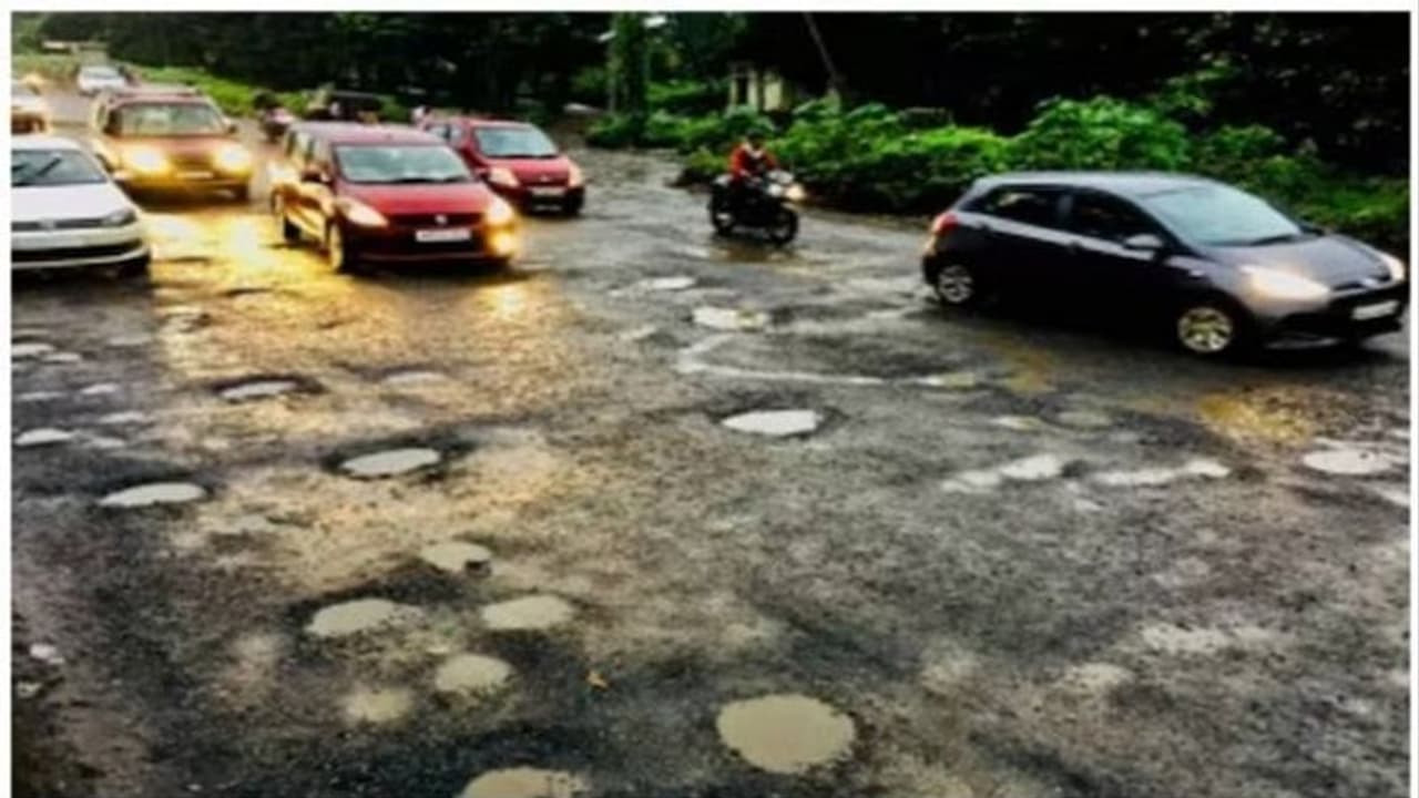 ಗ್ಯಾರಂಟಿ, ಆಪರೇಷನ್ಗಳಲ್ಲಿ ಮುಳುಗಿದ ಸರ್ಕಾರ, ರಸ್ತೆ ಗುಂಡಿ ಮುಚ್ಚಲು ಬ್ಯಾಂಕ್ನಿಂದ ಲೋನ್ ಪಡೆದ ಬೆಂಗಳೂರು ಟೆಕ್ಕಿ! ಗ್ಯಾರಂಟಿ, ಆಪರೇಷನ್ಗಳಲ್ಲಿ ಮುಳುಗಿದ ಸರ್ಕಾರ, ರಸ್ತೆ ಗುಂಡಿ ಮುಚ್ಚಲು ಬ್ಯಾಂಕ್ನಿಂದ ಲೋನ್ ಪಡೆದ ಬೆಂಗಳೂರು ಟೆಕ್ಕಿ!