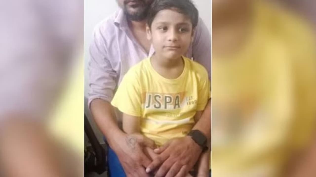 ಲಿಫ್ಟ್ನಲ್ಲಿ 3 ಗಂಟೆಗಳ ಕಾಲ ಸಿಕ್ಕಿಹಾಕಿಕೊಂಡ 8 ವರ್ಷದ ಬಾಲಕ, ಚಾಣಾಕ್ಷತೆಗೆ ಮೆಚ್ಚಿದ ಜನ! ಲಿಫ್ಟ್ನಲ್ಲಿ 3 ಗಂಟೆಗಳ ಕಾಲ ಸಿಕ್ಕಿಹಾಕಿಕೊಂಡ 8 ವರ್ಷದ ಬಾಲಕ, ಚಾಣಾಕ್ಷತೆಗೆ ಮೆಚ್ಚಿದ ಜನ!