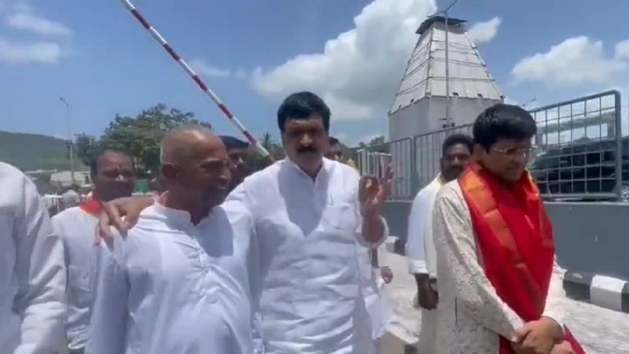 ఫోన్లు చేసి బెదిరిస్తారా..? మా జోలికొస్తే బావుండదు..: మైనంపల్లి హన్మంతరావు హెచ్చరిక ఫోన్లు చేసి బెదిరిస్తారా..? మా జోలికొస్తే బావుండదు..: మైనంపల్లి హన్మంతరావు హెచ్చరిక