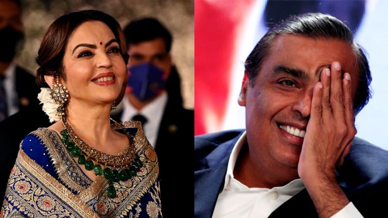 240 കോടിയുടെ എയർബസ് മുതൽ 451 കോടിയുടെ നെക്ലേസ് വരെ; സമ്മാനങ്ങൾ നൽകി മത്സരിച്ച് മുകേഷ് അംബാനിയും നിതാ അംബാനിയും