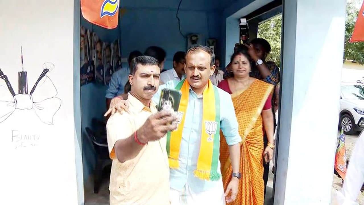 താമര വാടി തണ്ടൊടിഞ്ഞു! ചിത്രത്തിൽ പോലുമില്ലാതെ ബിജെപി സ്ഥാനാര്ത്ഥി, ആദ്യ റൗണ്ടിൽ 500ലും താഴെ വോട്ട് മാത്രം താമര വാടി തണ്ടൊടിഞ്ഞു! ചിത്രത്തിൽ പോലുമില്ലാതെ ബിജെപി സ്ഥാനാര്ത്ഥി, ആദ്യ റൗണ്ടിൽ 500ലും താഴെ വോട്ട് മാത്രം