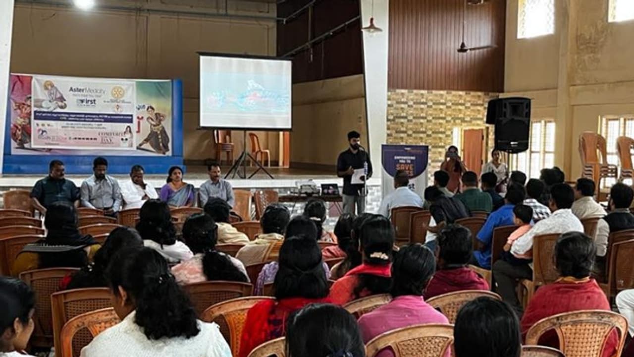 ഇരട്ടയാറിൽ ജീവൻരക്ഷാ പരിശീലനം നൽകി കൊച്ചി ആസ്റ്റർ മെഡ്സിറ്റി ഇരട്ടയാറിൽ ജീവൻരക്ഷാ പരിശീലനം നൽകി കൊച്ചി ആസ്റ്റർ മെഡ്സിറ്റി