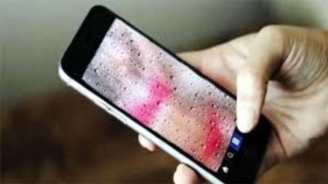 ವಿಡಿಯೋ ಕಾಲ್ನಲ್ಲಿ ನಗ್ನ ಚಿತ್ರ ರೆಕಾರ್ಡ್ ಮಾಡಿಕೊಂಡು ಬ್ಲಾಕ್ ಮೇಲ್; ಕಾರು ಚಾಲಕನ ವಿರುದ್ಧ ಮಹಿಳೆ ದೂರು ವಿಡಿಯೋ ಕಾಲ್ನಲ್ಲಿ ನಗ್ನ ಚಿತ್ರ ರೆಕಾರ್ಡ್ ಮಾಡಿಕೊಂಡು ಬ್ಲಾಕ್ ಮೇಲ್; ಕಾರು ಚಾಲಕನ ವಿರುದ್ಧ ಮಹಿಳೆ ದೂರು