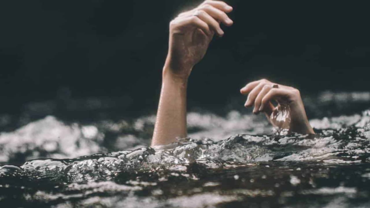 അച്ഛനൊപ്പം നടക്കുന്നതിനിടെ തെന്നി വെള്ളത്തിൽ വീണു, അച്ഛൻകോവിൽ ആറ്റിൽ ഒഴുക്കിൽപ്പെട്ട് 15കാരി മരിച്ചു