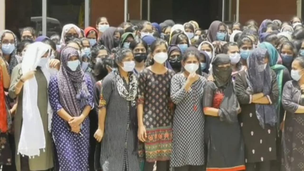 ಕೊಡಗು ಮೆಡಿಕಲ್ ಕಾಲೇಜು ವಿದ್ಯಾರ್ಥಿನಿಯರಿಗೆ ಗಾಂಜಾಪುಂಡರ ಕಾಟ: ತರಗತಿ ಬಹಿಷ್ಕರಿಸಿದ ವಿದ್ಯಾರ್ಥಿಗಳು