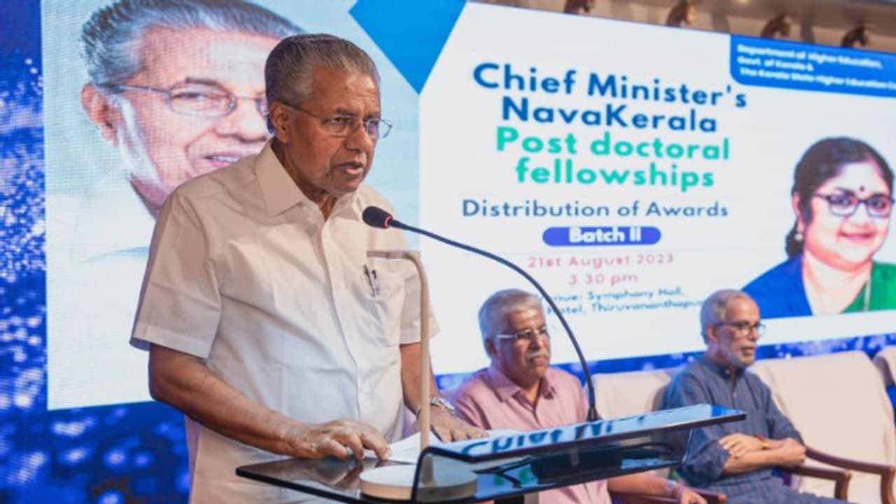 'പുതിയ അറിവുകള്‍ സൃഷ്ടിക്കല്‍ പ്രധാനം'; നവകേരള പോസ്റ്റ് ഡോക്ടറല്‍ ഫെലോഷിപ്പ് വിതരണം ചെയ്ത് മുഖ്യമന്ത്രി