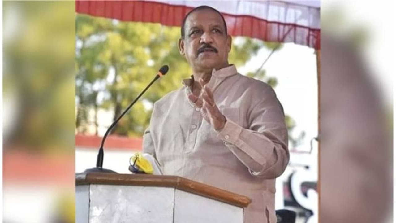 കണ്ണുകള് ഐശ്വര്യ റായുടേത് പോലെ ആവണമെങ്കില് ചെയ്യേണ്ടത്... മഹാരാഷ്ട്ര മന്ത്രിയുടെ പ്രസംഗത്തെച്ചൊല്ലി വിവാദം കണ്ണുകള് ഐശ്വര്യ റായുടേത് പോലെ ആവണമെങ്കില് ചെയ്യേണ്ടത്... മഹാരാഷ്ട്ര മന്ത്രിയുടെ പ്രസംഗത്തെച്ചൊല്ലി വിവാദം