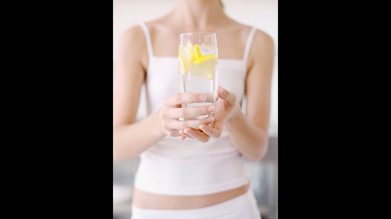 വെറും വയറ്റിൽ ചെറുചൂടുള്ള നാരങ്ങ വെള്ളം കുടിക്കാറുണ്ടോ? എങ്കിൽ ഇതറിഞ്ഞോളൂ