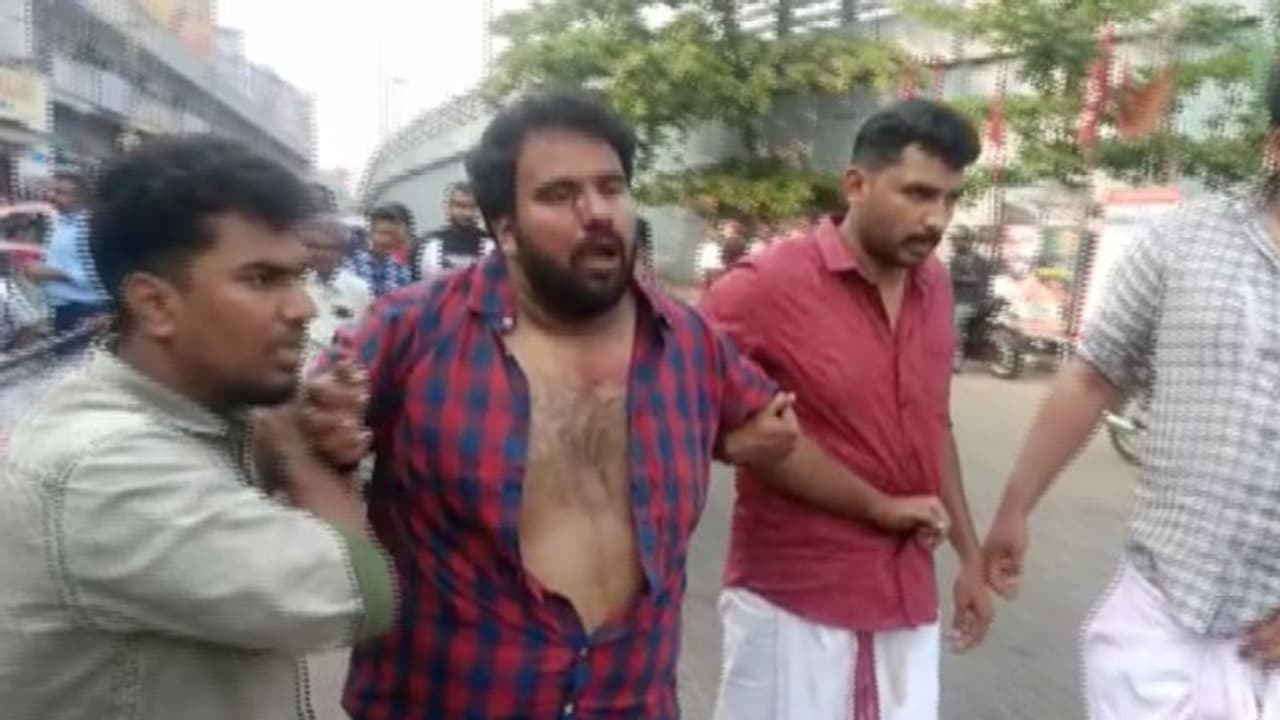 കൊല്ലത്ത് ഡിവൈഎഫ്ഐ നേതാവ് ജയിൽവാസത്തിനിടെ സർക്കാർ വേതനം കൈപ്പറ്റിയെന്ന് പരാതി, പ്രതിഷേധവുമായി യൂത്ത് കോൺഗ്രസ്