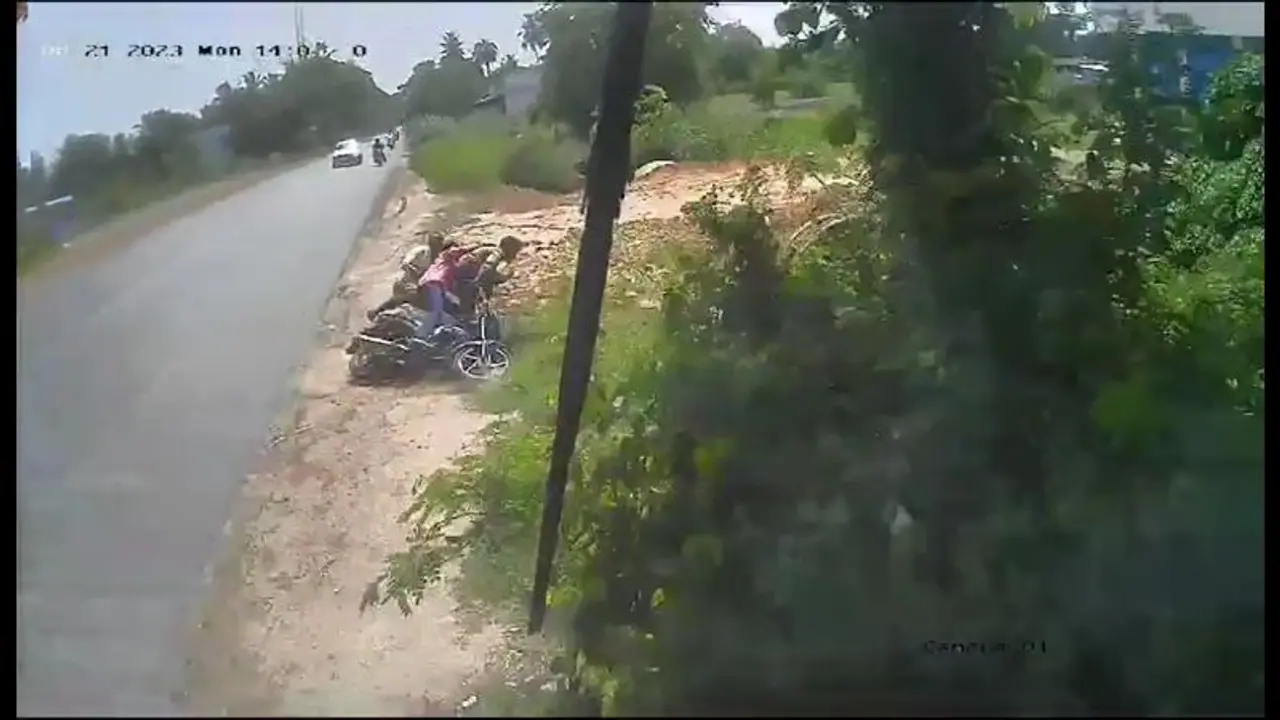 Cuddalore Accident: கடலூர் மாவட்டத்தில் தனியார் பேருந்து மோதி 3 பேர் சம்பவ இடத்திலேயே பலி; 28 பேர் காயம்