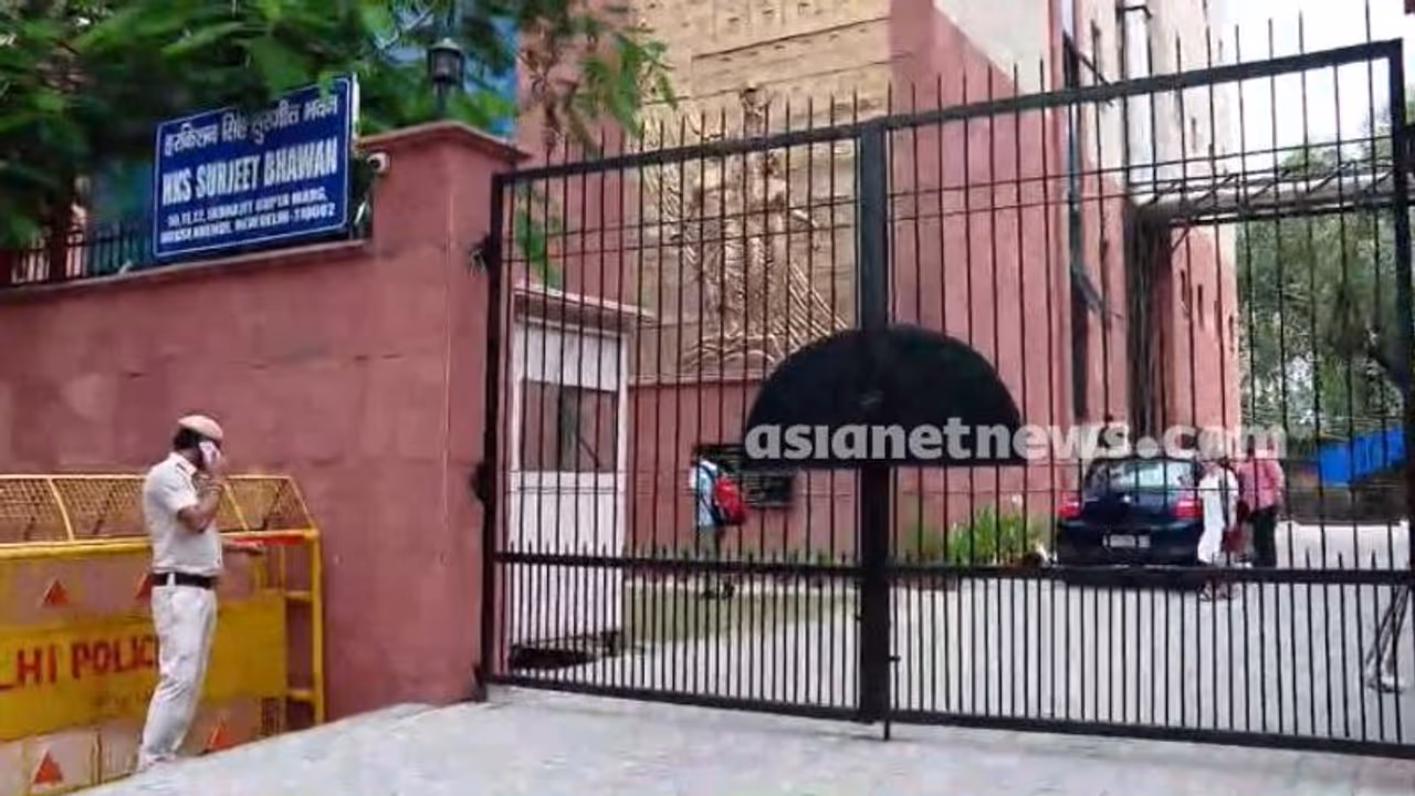 ദില്ലി സുർജിത്ത് ഭവനിൽ സിപിഎം പാർട്ടി ക്ലാസ് നടത്തുന്നതും പൊലീസ് വിലക്കി