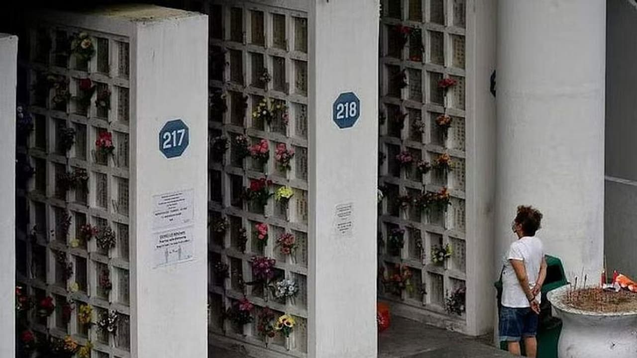 கவனக்குறைவால் மாற்றி வழங்கப்பட்ட அஸ்தி! உயிரிழந்தவரின் குடும்பத்தினர் வருத்தம்! கவனக்குறைவால் மாற்றி வழங்கப்பட்ட அஸ்தி! உயிரிழந்தவரின் குடும்பத்தினர் வருத்தம்!