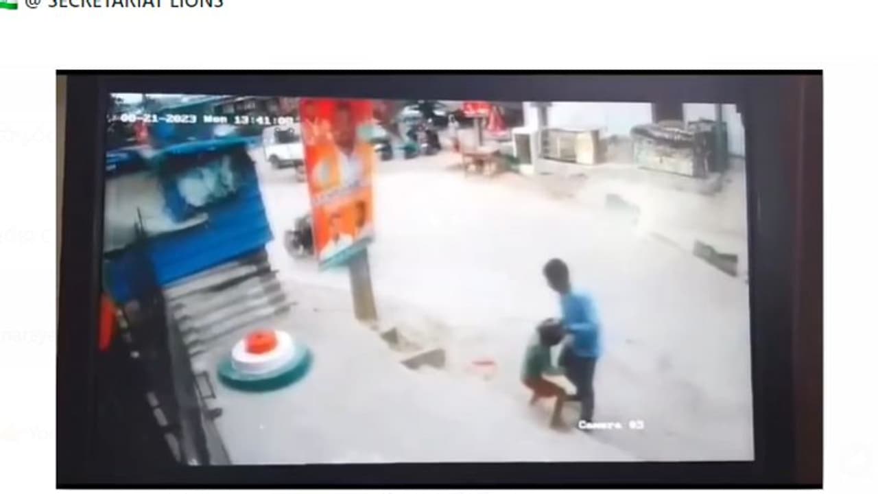 హైదరాబాద్ లో దారుణం... పట్టపగలే నడిరోడ్డుపై బాలుడి గొంతుకోసి సైకో (సిసి ఫుటేజి) హైదరాబాద్ లో దారుణం... పట్టపగలే నడిరోడ్డుపై బాలుడి గొంతుకోసి సైకో (సిసి ఫుటేజి)