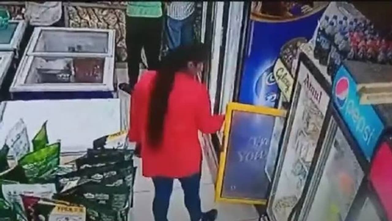 ग्वालियर में रुपया पैसा छोड़ लड़कियों ने चुराई चॉकलेट