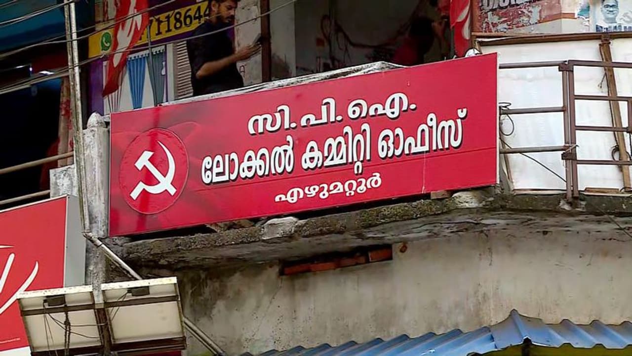 വാടക കൊടുത്തില്ല, പാർട്ടി ഓഫീസ് കോടതി ഒഴിപ്പിച്ചു, പൂട്ട് തകർത്ത് അകത്തു കയറി സിപിഐ പ്രവർത്തകർ വാടക കൊടുത്തില്ല, പാർട്ടി ഓഫീസ് കോടതി ഒഴിപ്പിച്ചു, പൂട്ട് തകർത്ത് അകത്തു കയറി സിപിഐ പ്രവർത്തകർ