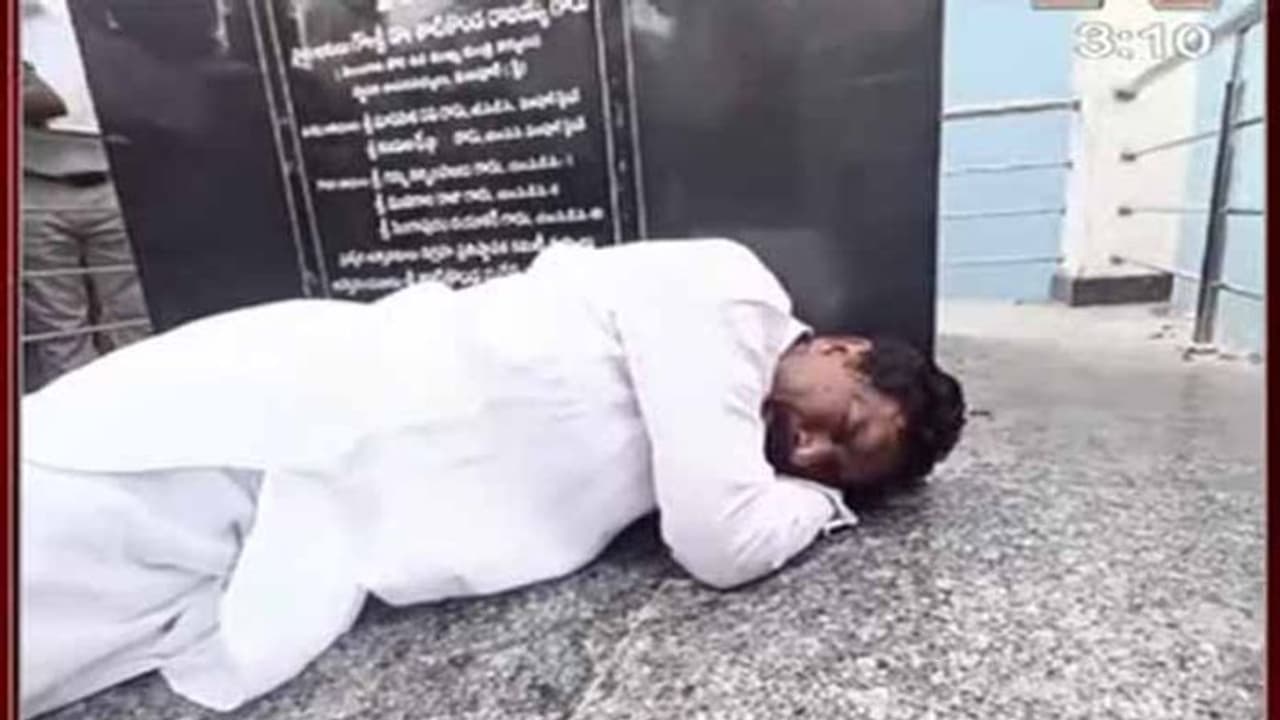 బీఆర్ఎస్ టిక్కెట్టు నిరాకరణ: అంబేద్కర్ విగ్రహం వద్ద కన్నీళ్లు పెట్టుకున్న రాజయ్య బీఆర్ఎస్ టిక్కెట్టు నిరాకరణ: అంబేద్కర్ విగ్రహం వద్ద కన్నీళ్లు పెట్టుకున్న రాజయ్య