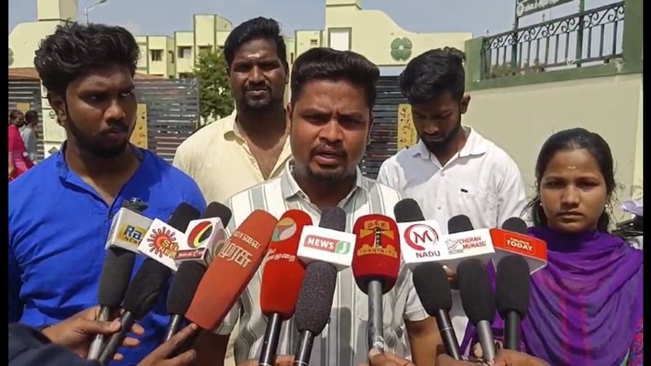 மாணவிக்கு பாலியல் தொல்லை கொடுத்த பேராசிரியர்; மாணவர்களின் திடீர் போராட்டத்தால் பரபரப்பு மாணவிக்கு பாலியல் தொல்லை கொடுத்த பேராசிரியர்; மாணவர்களின் திடீர் போராட்டத்தால் பரபரப்பு