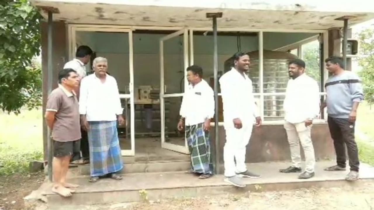 ಚಿತ್ರದುರ್ಗ: ಕೆಟ್ಟು ನಿಂತ ಶುದ್ಧ ನೀರಿನ ಘಟಕಗಳು, ಕುಡಿಯುವ ನೀರಿಗಾಗಿ ಜನರ ಪರದಾಟ..! ಚಿತ್ರದುರ್ಗ: ಕೆಟ್ಟು ನಿಂತ ಶುದ್ಧ ನೀರಿನ ಘಟಕಗಳು, ಕುಡಿಯುವ ನೀರಿಗಾಗಿ ಜನರ ಪರದಾಟ..!