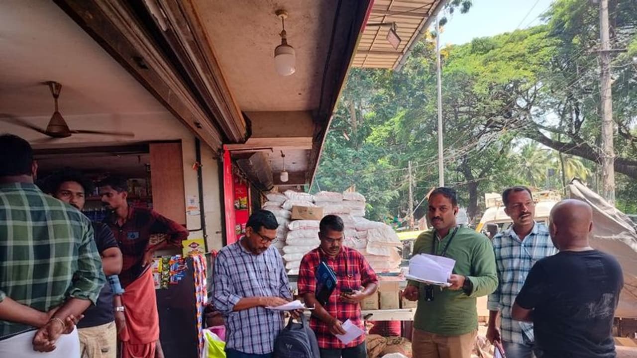 ഓണത്തിന് കള്ളവും ചതിയും പാടില്ല, വടിയെടുത്ത് ലീഗൽ മെട്രോളജി വകുപ്പ്, 354 വ്യാപാര സ്ഥാപനങ്ങളിൽ റെയ്ഡ്, പിഴ ഓണത്തിന് കള്ളവും ചതിയും പാടില്ല, വടിയെടുത്ത് ലീഗൽ മെട്രോളജി വകുപ്പ്, 354 വ്യാപാര സ്ഥാപനങ്ങളിൽ റെയ്ഡ്, പിഴ