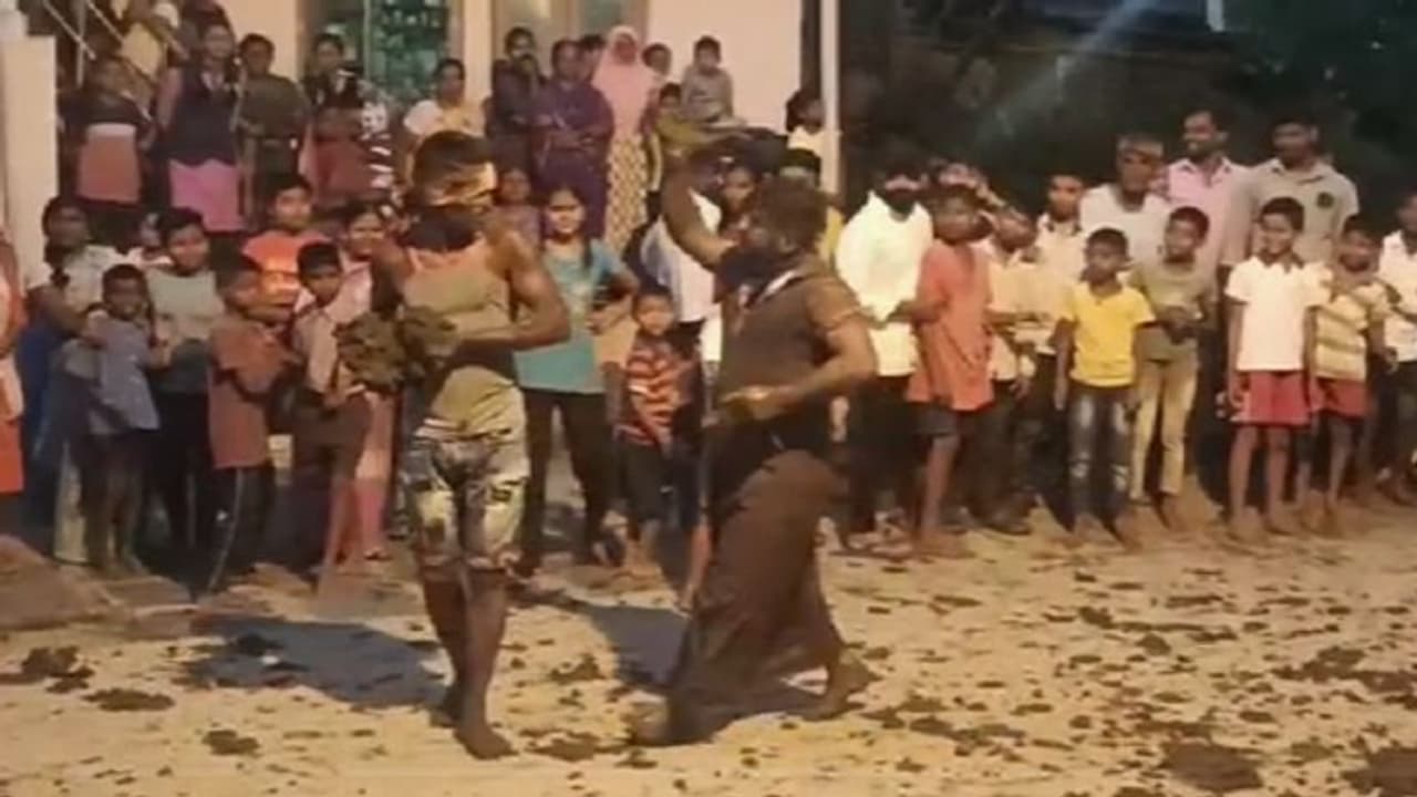 ಸಗಣಿ ಎರಚಿಕೊಂಡು ಓಕುಳಿ ಆಟ: ಗದಗನಲ್ಲೊಂದು ವಿಶಿಷ್ಟ ಆಚರಣೆ..!