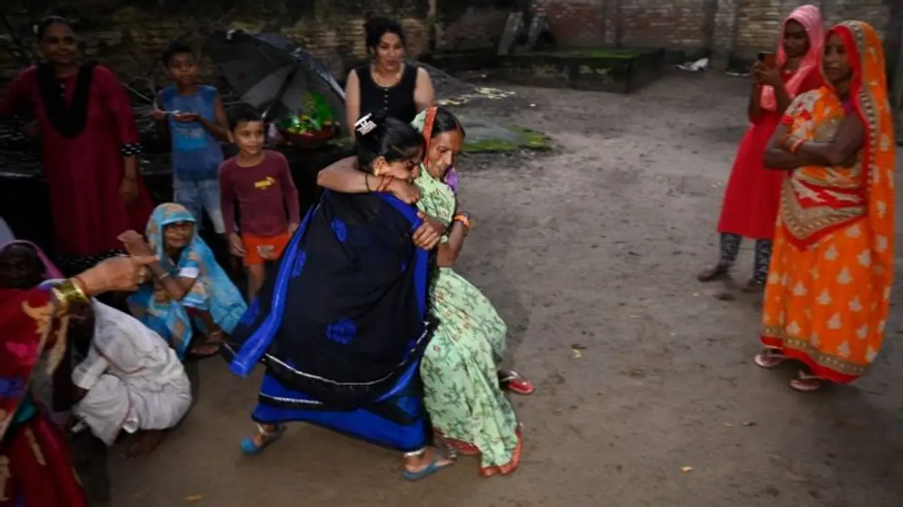 ट्रेडिशनल साड़ी, एक-दूसरे को पटखनी देती महिलाएं- कहीं देखा है ऐसा जबरदस्त दंगल