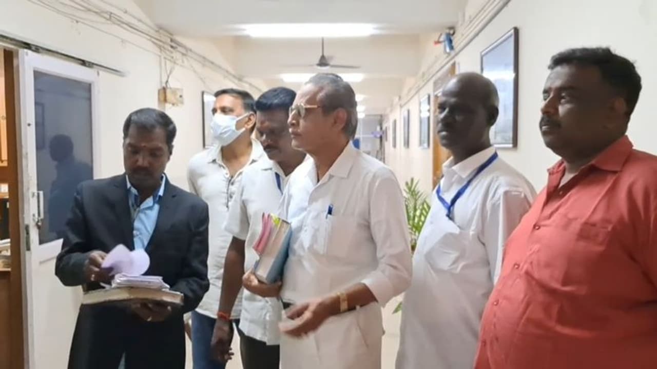 காருக்கு வாடகை பாக்கி; தலைமைச் செயலகத்தில் ஜப்தி செய்ய வந்த அதிகாரிகளால் பரபரப்பு