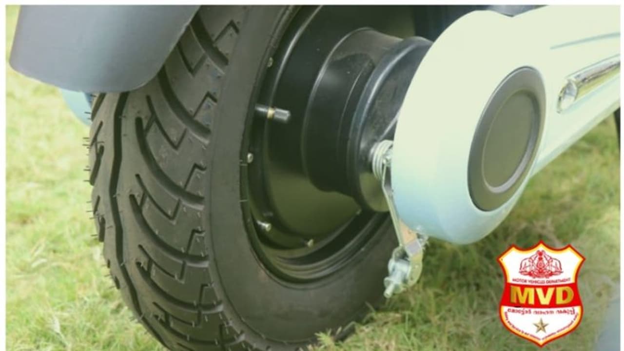 സംസ്ഥാനത്ത് ഇലക്ട്രിക് സ്കൂട്ടറുകളിൽ വൻ തട്ടിപ്പ് കണ്ടെത്തി മോട്ടോർ വാഹന വകുപ്പ്, ഉപഭോക്താക്കൾക്ക് ജാഗ്രത വേണം സംസ്ഥാനത്ത് ഇലക്ട്രിക് സ്കൂട്ടറുകളിൽ വൻ തട്ടിപ്പ് കണ്ടെത്തി മോട്ടോർ വാഹന വകുപ്പ്, ഉപഭോക്താക്കൾക്ക് ജാഗ്രത വേണം