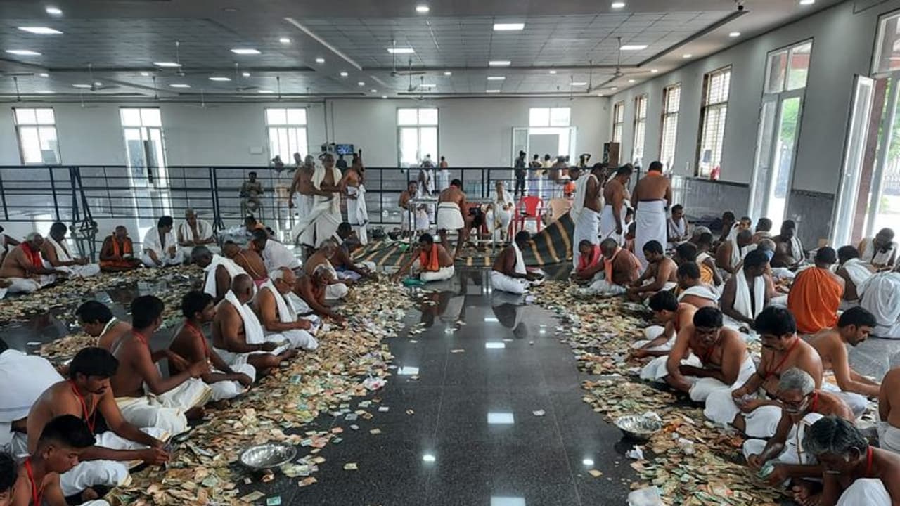 ಸಾಲು ಸಾಲು ರಜೆಗಳು ಹಿನ್ನೆಲೆ: ಮಂತ್ರಾಲಯದ ರಾಯರ ಮಠಕ್ಕೆ ಮತ್ತೆ ಹರಿದುಬಂತು ಕೋಟಿ ಗಟ್ಟಲೆ ಕಾಣಿಕೆ ಸಾಲು ಸಾಲು ರಜೆಗಳು ಹಿನ್ನೆಲೆ: ಮಂತ್ರಾಲಯದ ರಾಯರ ಮಠಕ್ಕೆ ಮತ್ತೆ ಹರಿದುಬಂತು ಕೋಟಿ ಗಟ್ಟಲೆ ಕಾಣಿಕೆ