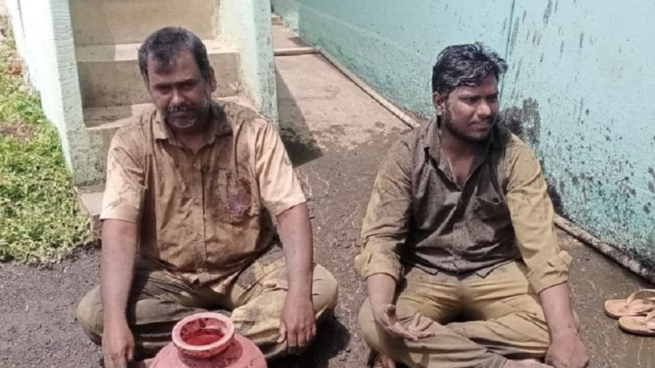 ವೇತನ ಕೊಡದ ಹಿನ್ನೆಲೆ ಡಿಕೆಶಿ ಸ್ವ ಕ್ಷೇತ್ರದಲ್ಲಿ ಚರಂಡಿ ನೀರು ಸುರಿದುಕೊಂಡು ಕಾರ್ಮಿಕರ ಪ್ರತಿಭಟನೆ