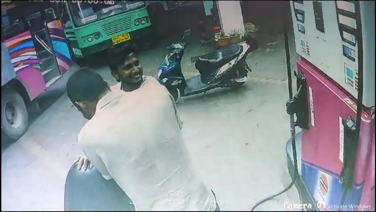 அசந்து தூங்கிய பெட்ரோல் பங்க் ஊழியர்; டேங்கை நிரப்பிக்கொண்டு ஓட்டம் பிடித்த வாகன ஓட்டிகள்