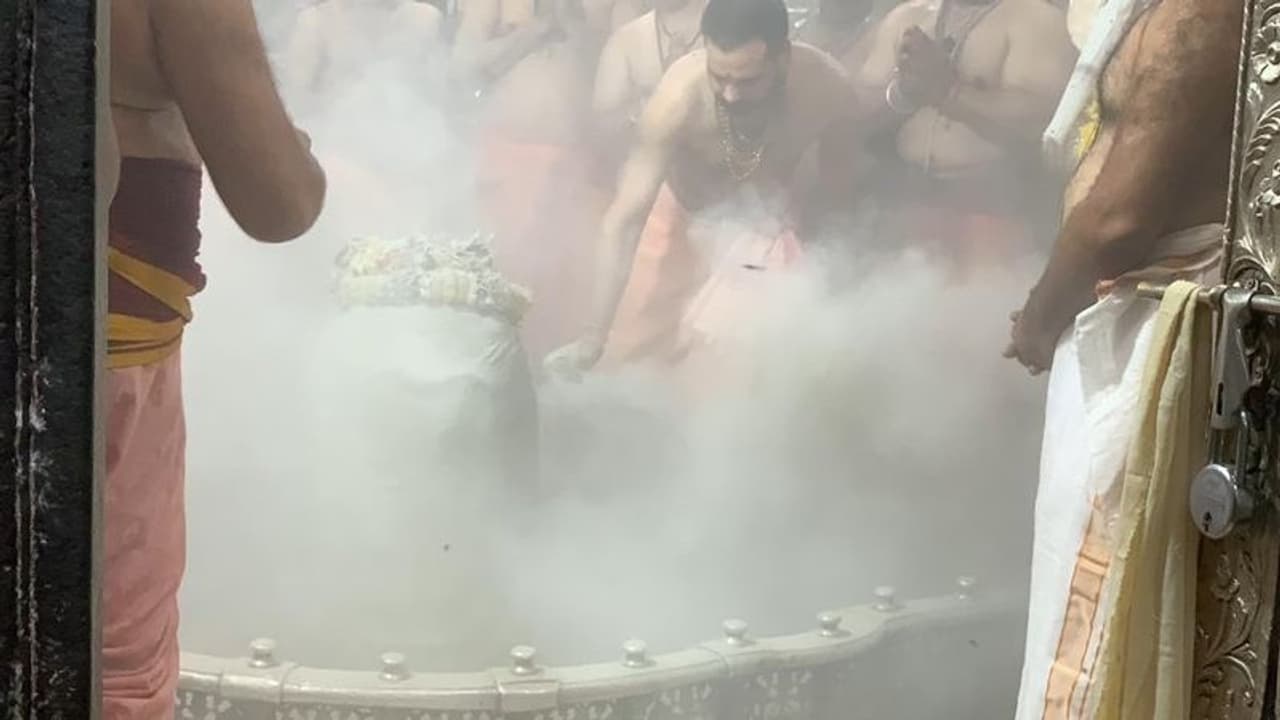 చంద్రయాన్ 3 : సేఫ్ ల్యాండింగ్ కోసం ఉజ్జయిని మహాకాళేశ్వర్ ఆలయంలో ప్రత్యేక భస్మ హారతి చంద్రయాన్ 3 : సేఫ్ ల్యాండింగ్ కోసం ఉజ్జయిని మహాకాళేశ్వర్ ఆలయంలో ప్రత్యేక భస్మ హారతి