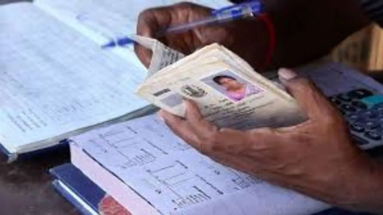 மக்களே... ரேஷன் கார்டை ரெடியா எடுத்து வச்சுக்கோங்க... விரைவில் வீடுக்கே வரப்போறாங்களாம்!