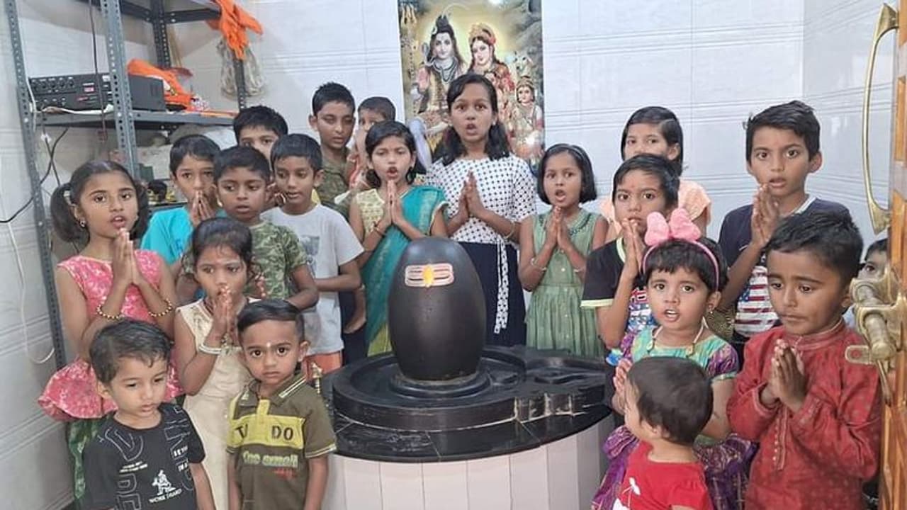 ಚಂದ್ರಯಾನ 3 ಯಶಸ್ವಿಯಾಗಲಿ: ರಾಯಚೂರಿನ ಪುಟಾಣಿ ಮಕ್ಕಳಿಂದ ಶಿವಲಿಂಗಕ್ಕೆ ಹಾಲಿನ ಅಭಿಷೇಕ ಚಂದ್ರಯಾನ 3 ಯಶಸ್ವಿಯಾಗಲಿ: ರಾಯಚೂರಿನ ಪುಟಾಣಿ ಮಕ್ಕಳಿಂದ ಶಿವಲಿಂಗಕ್ಕೆ ಹಾಲಿನ ಅಭಿಷೇಕ