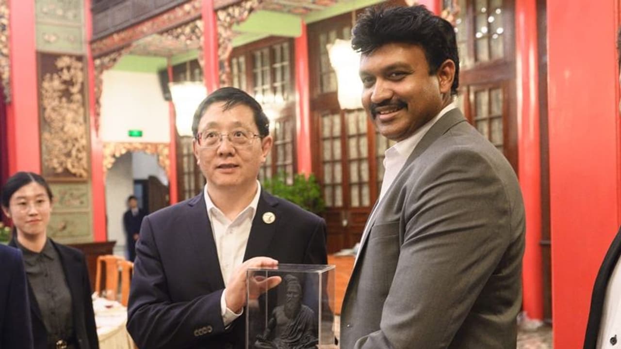 சீனாவுக்கு திருவள்ளுவர் சிலையை பரிசளித்த செந்தில் தொண்டமான்.! தமிழர்கள் வரவேற்பு