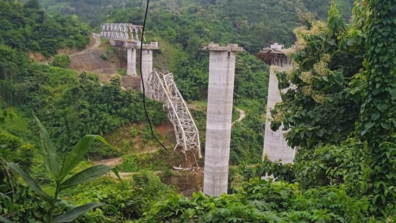 Mizoram Railway Bridge: మిజోరం బ్రిడ్జి కూలిన ఘటనలో 22కు పెరిగిన మరణాలు.. Mizoram Railway Bridge: మిజోరం బ్రిడ్జి కూలిన ఘటనలో 22కు పెరిగిన మరణాలు..
