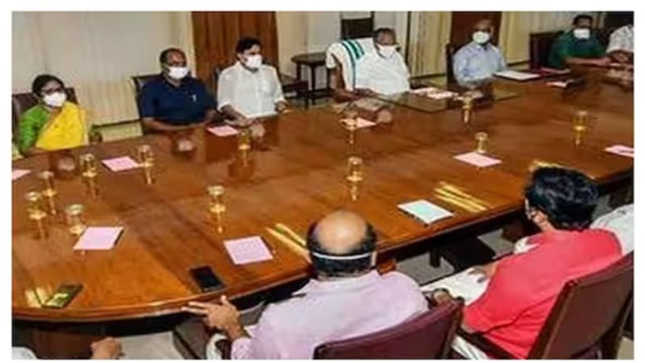 പണമില്ലാത്തതിനാൽ വകുപ്പ് പ്രവർത്തനം നടക്കുന്നില്ലെന്ന് മന്ത്രിമാർ; കരുതലോടെ ചെലവഴിക്കണമെന്ന് മുഖ്യമന്ത്രി പണമില്ലാത്തതിനാൽ വകുപ്പ് പ്രവർത്തനം നടക്കുന്നില്ലെന്ന് മന്ത്രിമാർ; കരുതലോടെ ചെലവഴിക്കണമെന്ന് മുഖ്യമന്ത്രി