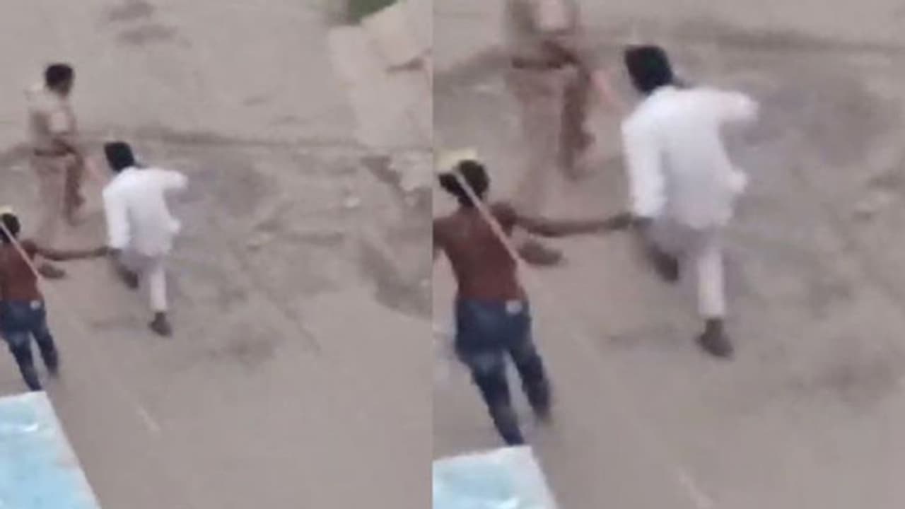 என்னையே பிடிக்க வரியா! கத்தியுடன் துரத்திய கஞ்சா கும்பல்! கத்தியபடி ஓடிய காவலர்.! வைரல் வீடியோ.! என்னையே பிடிக்க வரியா! கத்தியுடன் துரத்திய கஞ்சா கும்பல்! கத்தியபடி ஓடிய காவலர்.! வைரல் வீடியோ.!