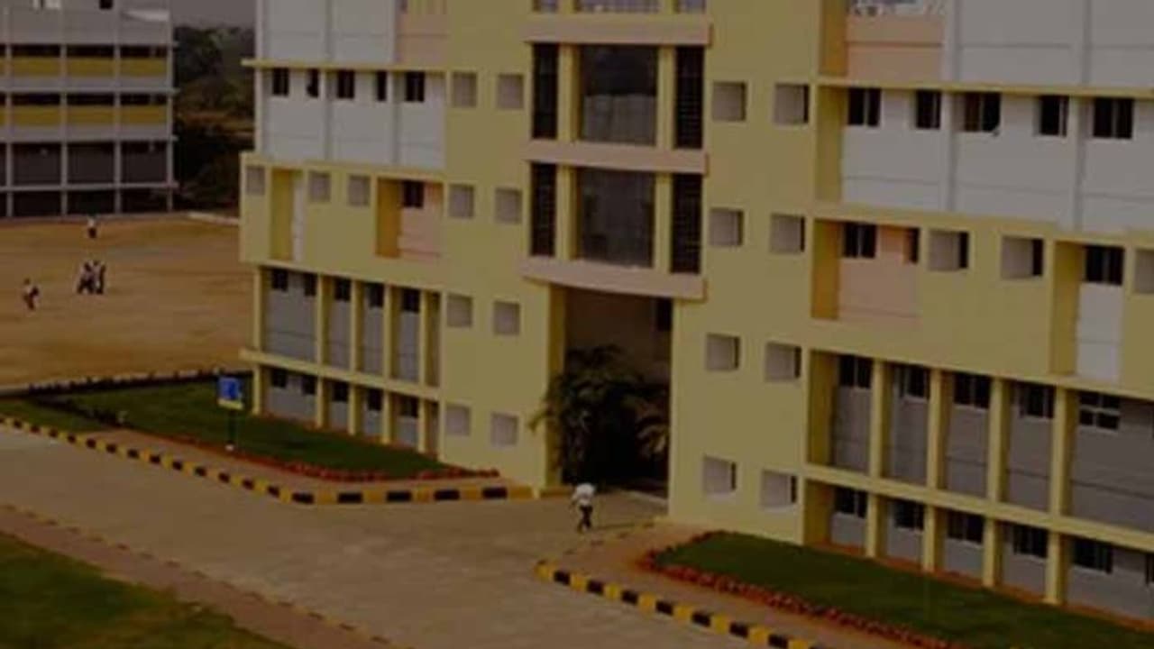 ఘట్కేసర్ శ్రీనిధి కాలేజీ వద్ద ఉద్రిక్తత:విద్యార్థులు, పేరేంట్స్ ఆందోళన ఘట్కేసర్ శ్రీనిధి కాలేజీ వద్ద ఉద్రిక్తత:విద్యార్థులు, పేరేంట్స్ ఆందోళన