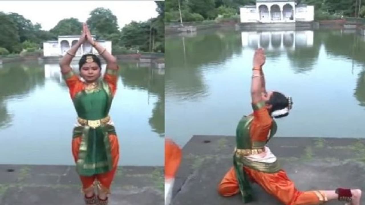 చంద్రయాన్ 3 : చంద్రయాన్ గీతంపై ప్రముఖ డ్యాన్సర్ పూజా హిర్వాడే భరతనాట్య ప్రదర్శన.. (వీడియో) చంద్రయాన్ 3 : చంద్రయాన్ గీతంపై ప్రముఖ డ్యాన్సర్ పూజా హిర్వాడే భరతనాట్య ప్రదర్శన.. (వీడియో)