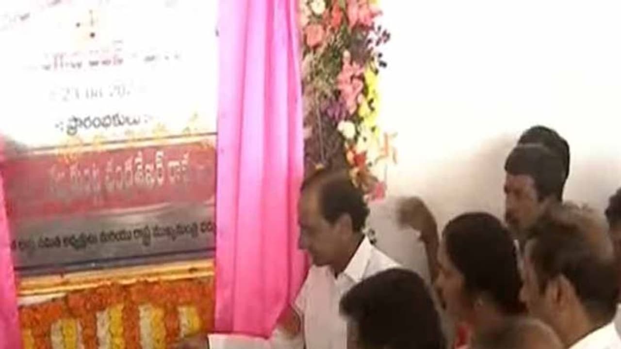 మెదక్లో సీఎం టూర్: నూతన కలెక్టరేట్, ఎస్పీ కార్యాలయాలు ప్రారంభించిన కేసీఆర్ మెదక్లో సీఎం టూర్: నూతన కలెక్టరేట్, ఎస్పీ కార్యాలయాలు ప్రారంభించిన కేసీఆర్