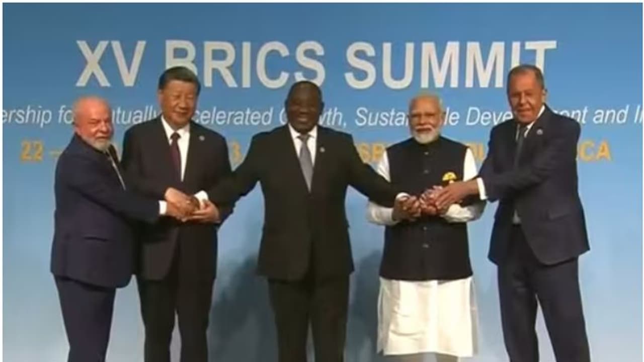 ബ്രിക്സ് ഉച്ചക്കോടി: ഗ്രൂപ്പ് ഫോട്ടോയിലും 'അതിർത്തി', അകലം പാലിച്ച് മോദിയും ഷി ജിൻ പിങും; കൈപിടിച്ച് റാമഫോസ