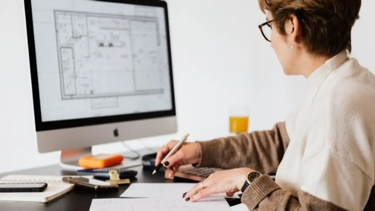 7 easy ways to Burn Fat sitting at your desk and boost energy throughout your workday
