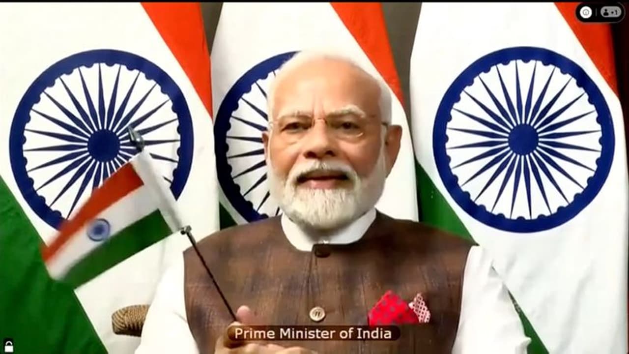 ചന്ദ്രനെ തൊട്ട് ചന്ദ്രയാൻ; ദേശീയപതാക വീശി ആഹ്ലാദം പങ്കിട്ട് പ്രധാനമന്ത്രി ചന്ദ്രനെ തൊട്ട് ചന്ദ്രയാൻ; ദേശീയപതാക വീശി ആഹ്ലാദം പങ്കിട്ട് പ്രധാനമന്ത്രി