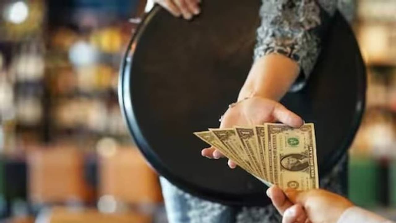 ടിപ്പായി 45,000 രൂപ നൽകി, പോരാ 90,000 രൂപ തന്നിട്ട് പോയാല് മതിയെന്ന് വെയിറ്റർ, സംഭവം ഫ്രാന്സിലെ ഹോട്ടലില് ടിപ്പായി 45,000 രൂപ നൽകി, പോരാ 90,000 രൂപ തന്നിട്ട് പോയാല് മതിയെന്ന് വെയിറ്റർ, സംഭവം ഫ്രാന്സിലെ ഹോട്ടലില്