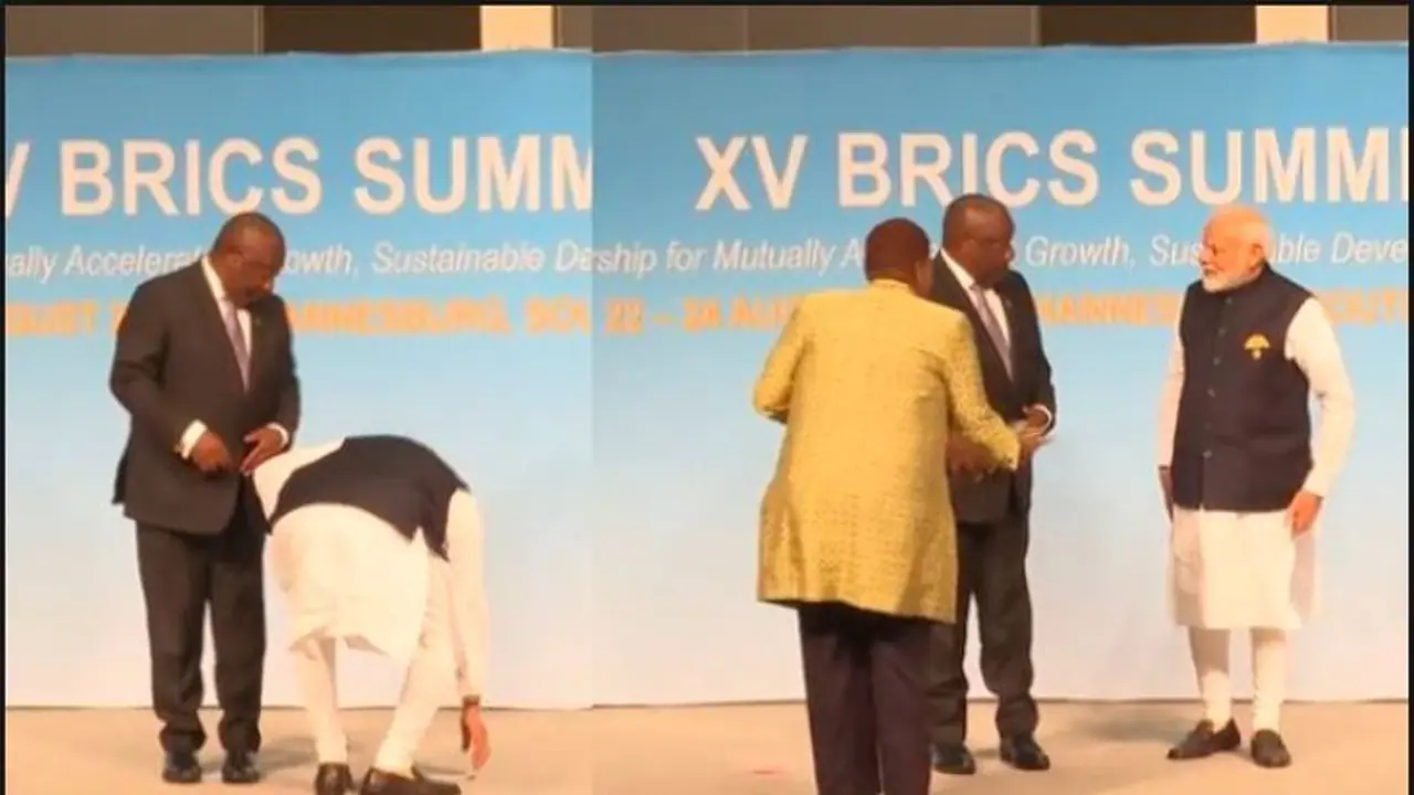 ವಿದೇಶದಲ್ಲಿ ನೆಲದ ಮೇಲಿದ್ದ ರಾಷ್ಟ್ರಧ್ವಜ ಎತ್ತಿ ಜೇಬಿನಲ್ಲಿರಿಸಿ ಗೌರವ ಸೂಚಿಸಿದ ಪ್ರಧಾನಿ: ವಿಡಿಯೋ ವೈರಲ್ ವಿದೇಶದಲ್ಲಿ ನೆಲದ ಮೇಲಿದ್ದ ರಾಷ್ಟ್ರಧ್ವಜ ಎತ್ತಿ ಜೇಬಿನಲ್ಲಿರಿಸಿ ಗೌರವ ಸೂಚಿಸಿದ ಪ್ರಧಾನಿ: ವಿಡಿಯೋ ವೈರಲ್