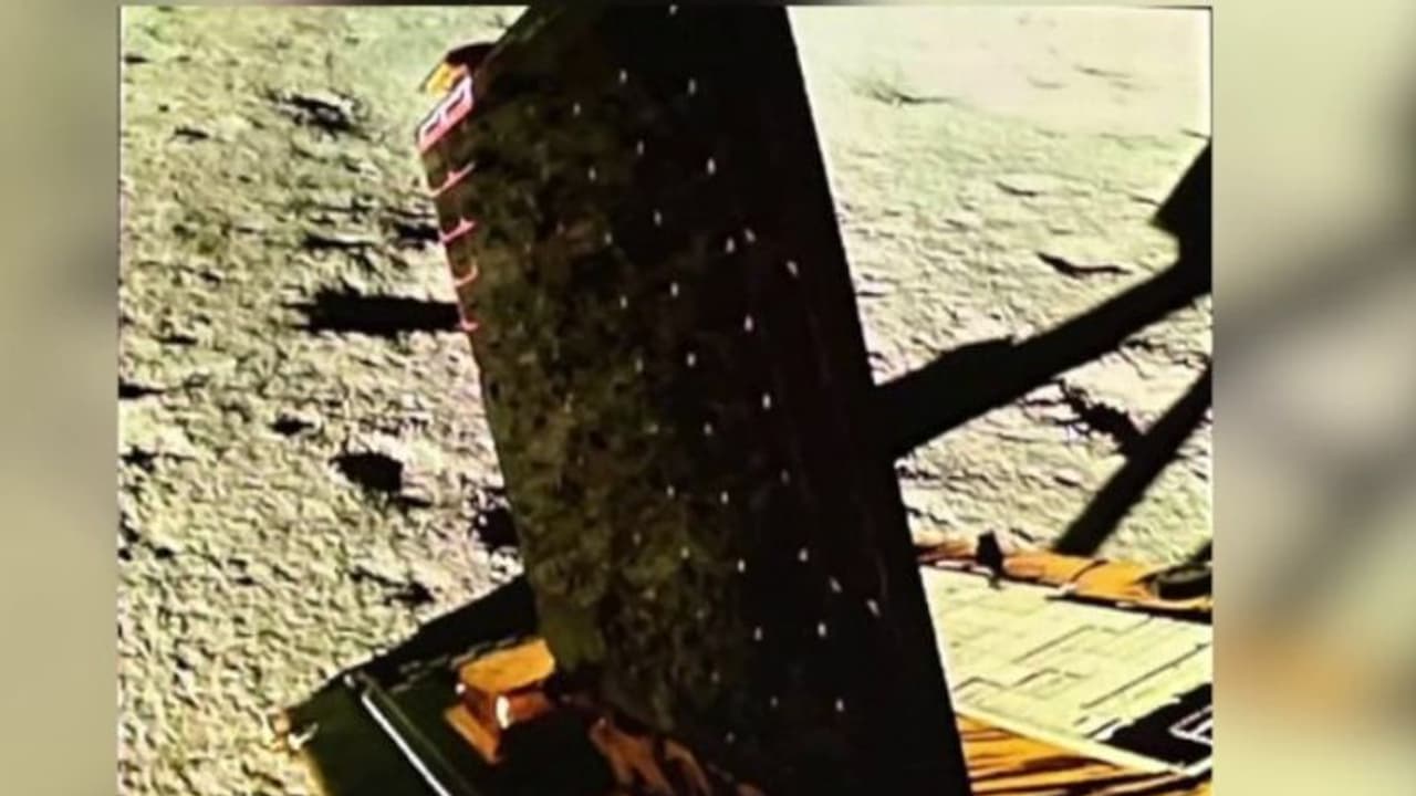 ചന്ദ്രയാൻ 3: റോവർ ഇറങ്ങി, ഇന്ത്യയുടെ അശോകസ്തംഭ മുദ്ര ചന്ദ്രനിൽ പതിഞ്ഞു ചന്ദ്രയാൻ 3: റോവർ ഇറങ്ങി, ഇന്ത്യയുടെ അശോകസ്തംഭ മുദ്ര ചന്ദ്രനിൽ പതിഞ്ഞു