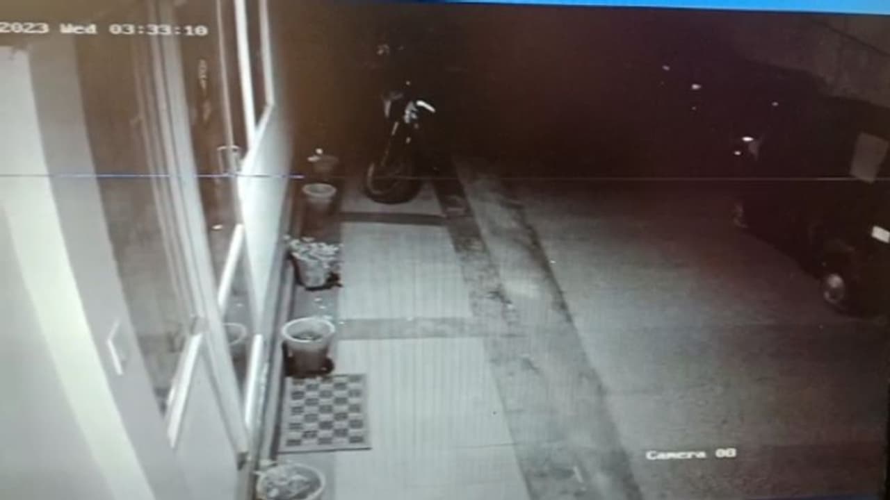 മുഖം മറച്ചെത്തി പാതയോരത്ത് നിര്ത്തിയിട്ട ഓട്ടോ അടിച്ചുമാറ്റി യുവാവ്, പരാതി മുഖം മറച്ചെത്തി പാതയോരത്ത് നിര്ത്തിയിട്ട ഓട്ടോ അടിച്ചുമാറ്റി യുവാവ്, പരാതി