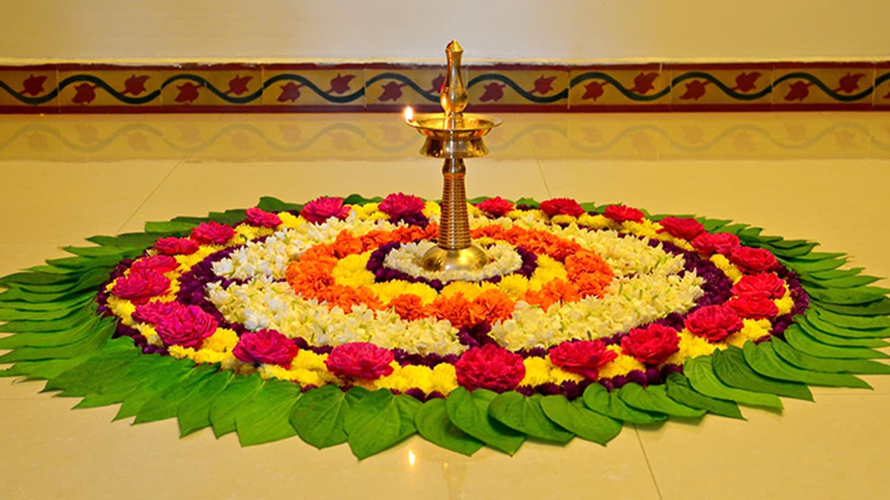 പൊന്നിൻ തിരുവോണത്തെ വരവേറ്റ് മലയാളികൾ, ഒത്തുചേരലിന്റെ സ്നേഹം പങ്കിടാന് വീടുകളൊരുങ്ങി പൊന്നിൻ തിരുവോണത്തെ വരവേറ്റ് മലയാളികൾ, ഒത്തുചേരലിന്റെ സ്നേഹം പങ്കിടാന് വീടുകളൊരുങ്ങി