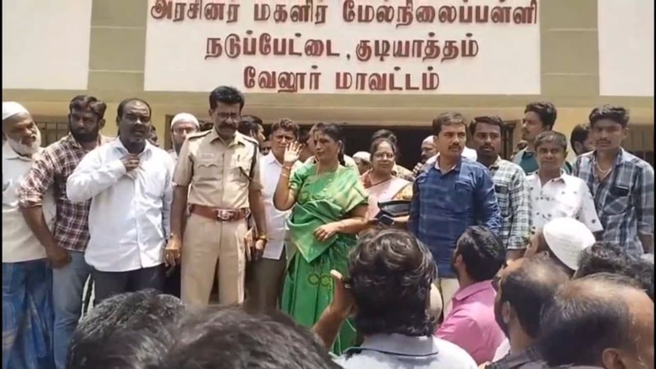 பள்ளி மாணவிகளை தனியாக அழைத்து சில்மிஷம் செய்த ஆசிரியர்; பள்ளி முற்றுகையிடப்பட்டதால் பரபரப்பு பள்ளி மாணவிகளை தனியாக அழைத்து சில்மிஷம் செய்த ஆசிரியர்; பள்ளி முற்றுகையிடப்பட்டதால் பரபரப்பு